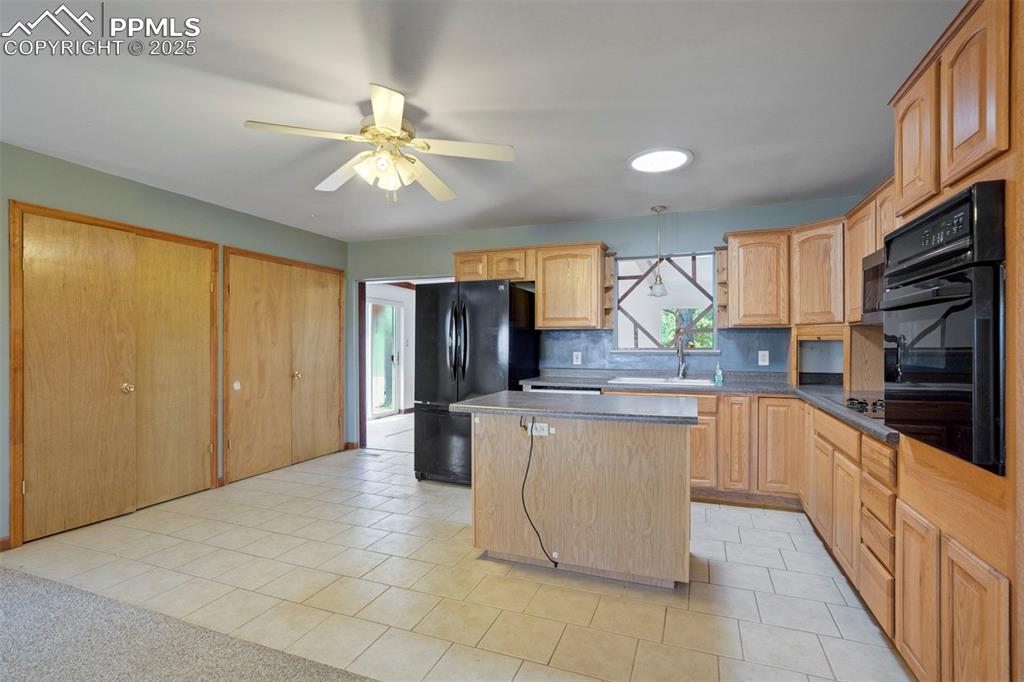 Image 16 of 50: Kitchen