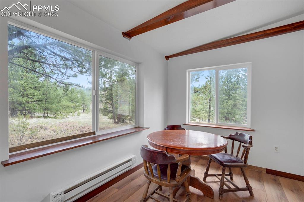 Image 20 of 50: Dining Area