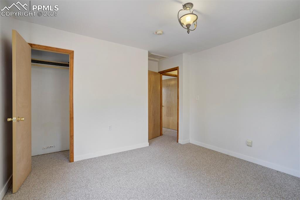 Image 26 of 50: Bedroom