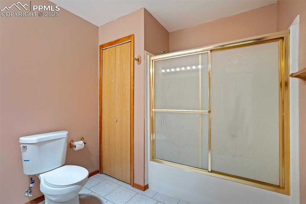 Image 31 of 50: Bathroom