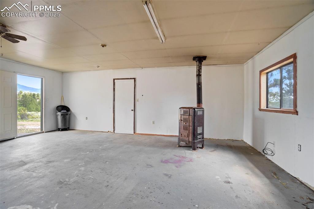 Image 41 of 50: Garage