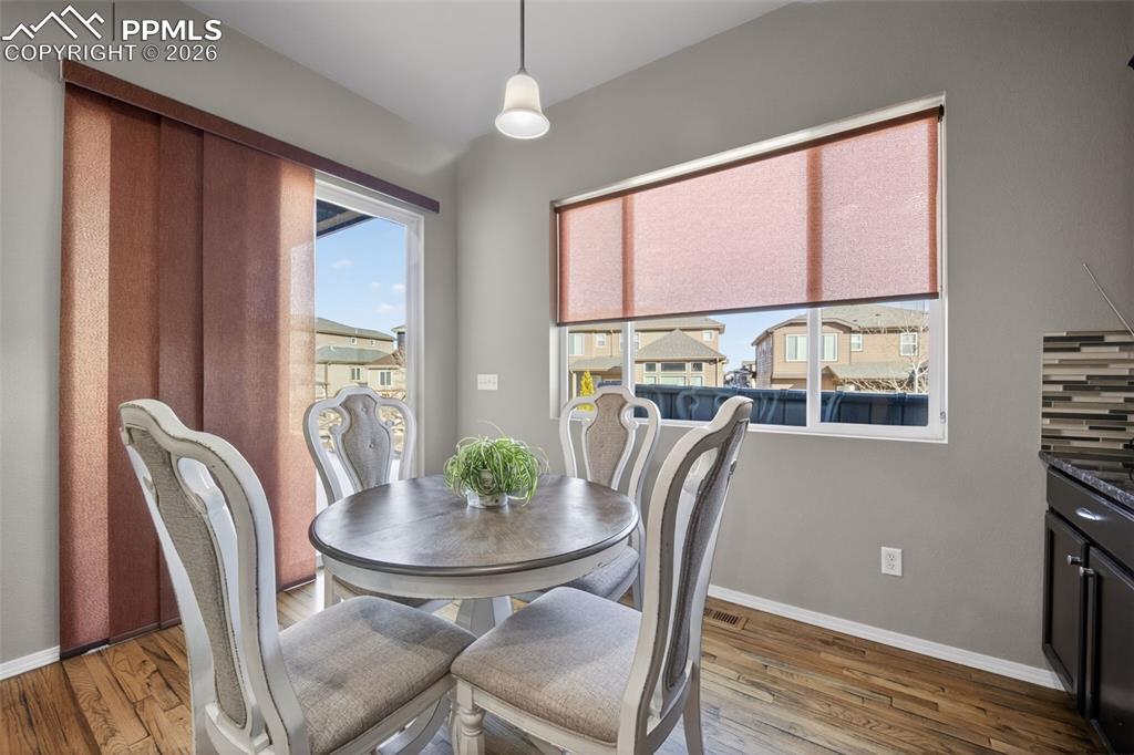 Image 10 of 50: Dining Area