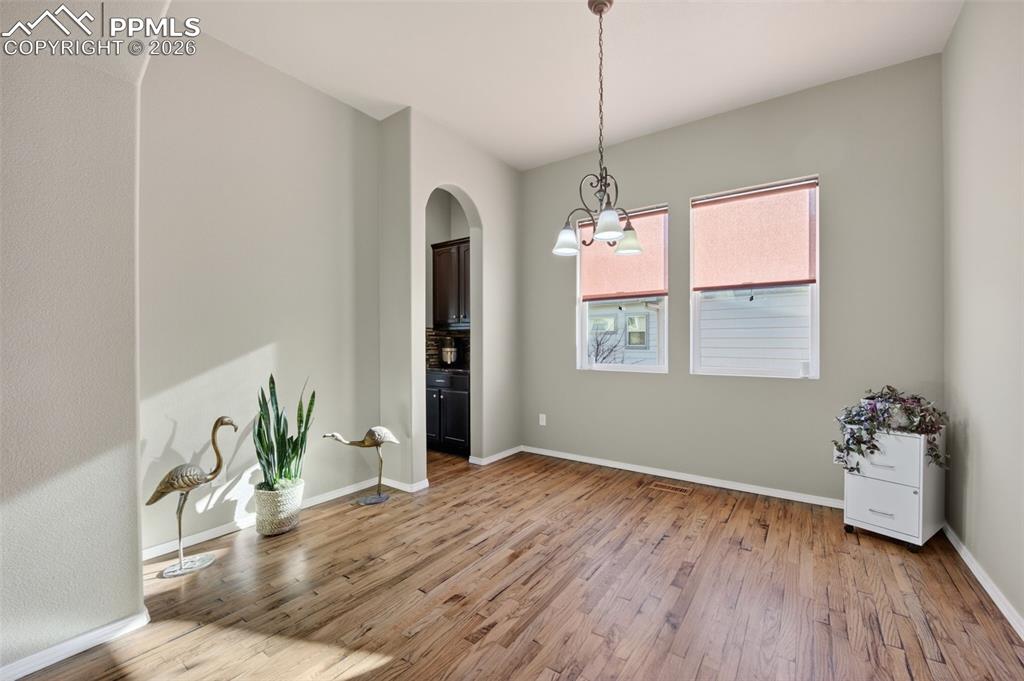 Image 17 of 50: Dining Area