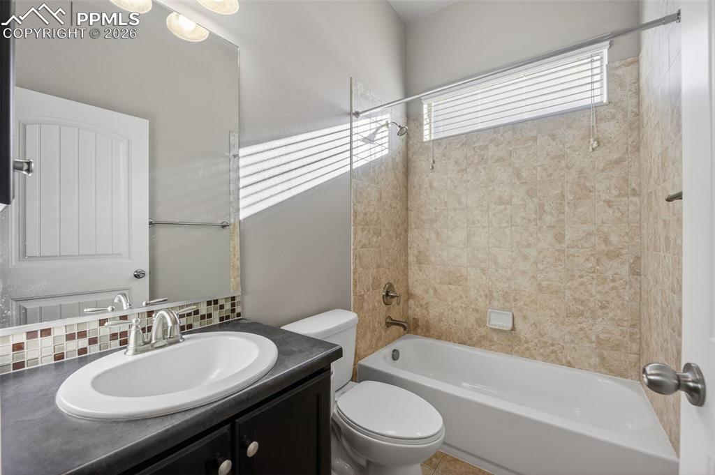 Image 27 of 50: Bathroom