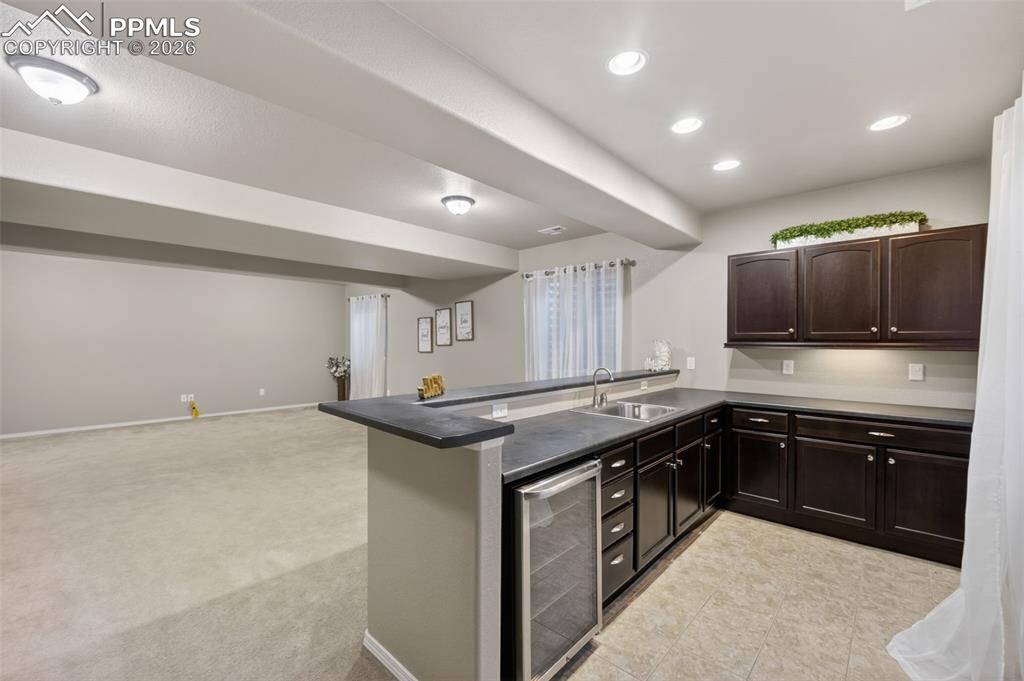 Image 33 of 50: Wet Bar