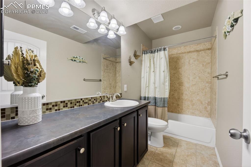 Image 36 of 50: Bathroom