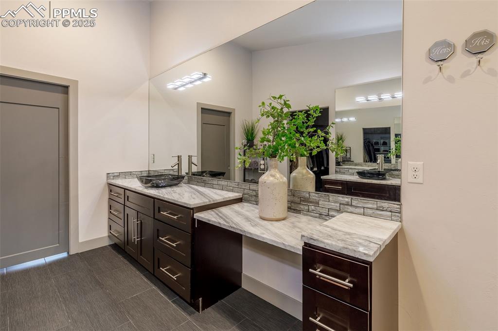 Image 40 of 48: Bathroom