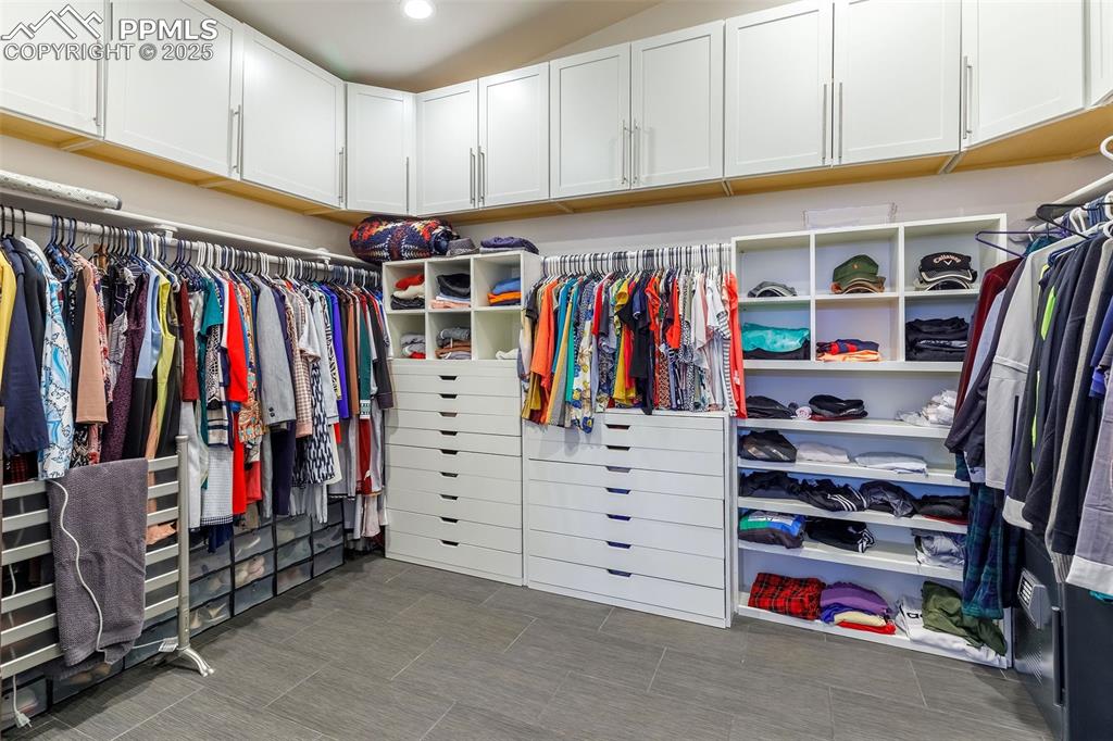 Image 43 of 48: Closet