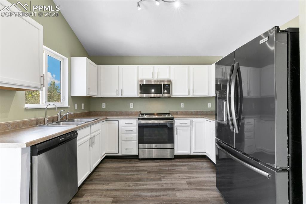 Image 11 of 26: Kitchen