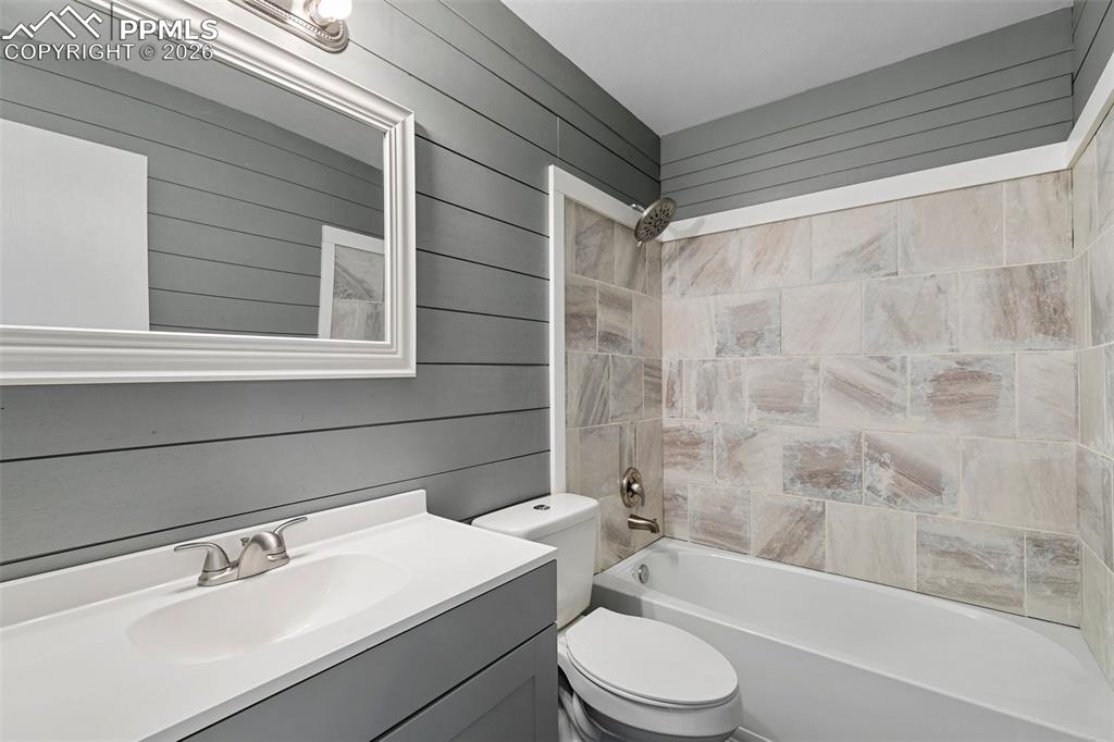 Image 25 of 26: Upstairs/guest bathroom