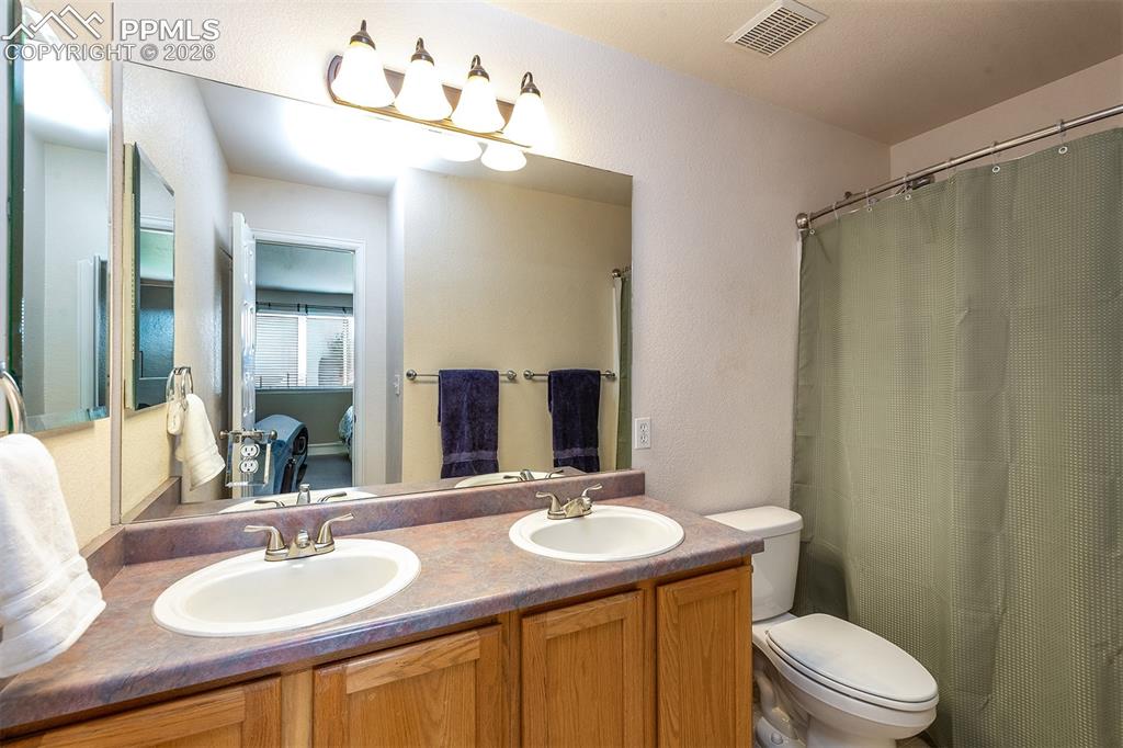 Image 14 of 36: Bathroom