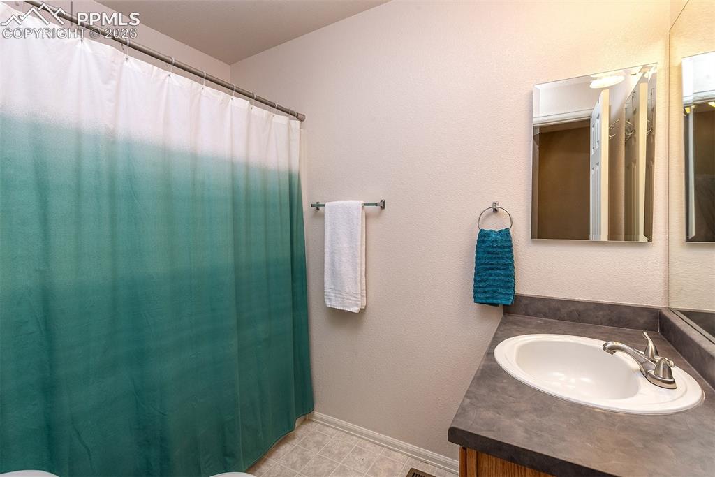 Image 19 of 36: Bathroom