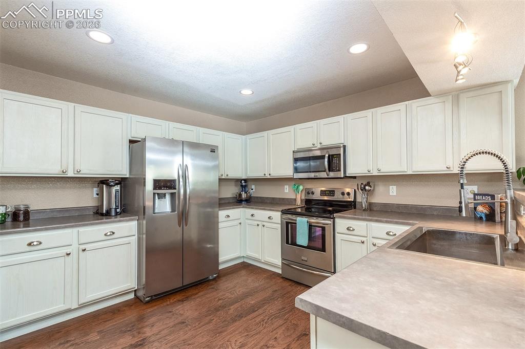 Image 9 of 36: Kitchen