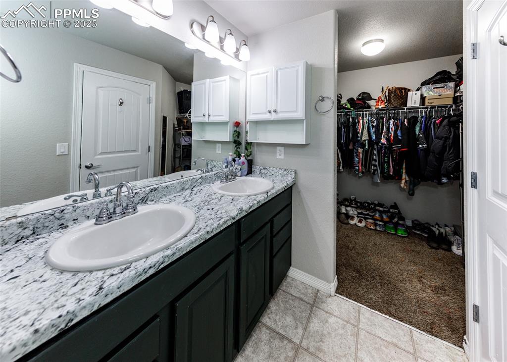 Image 17 of 37: Bathroom