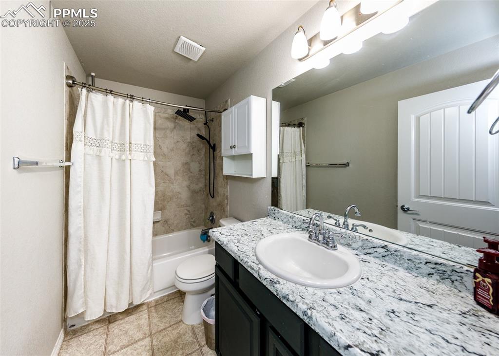 Image 27 of 37: Bathroom