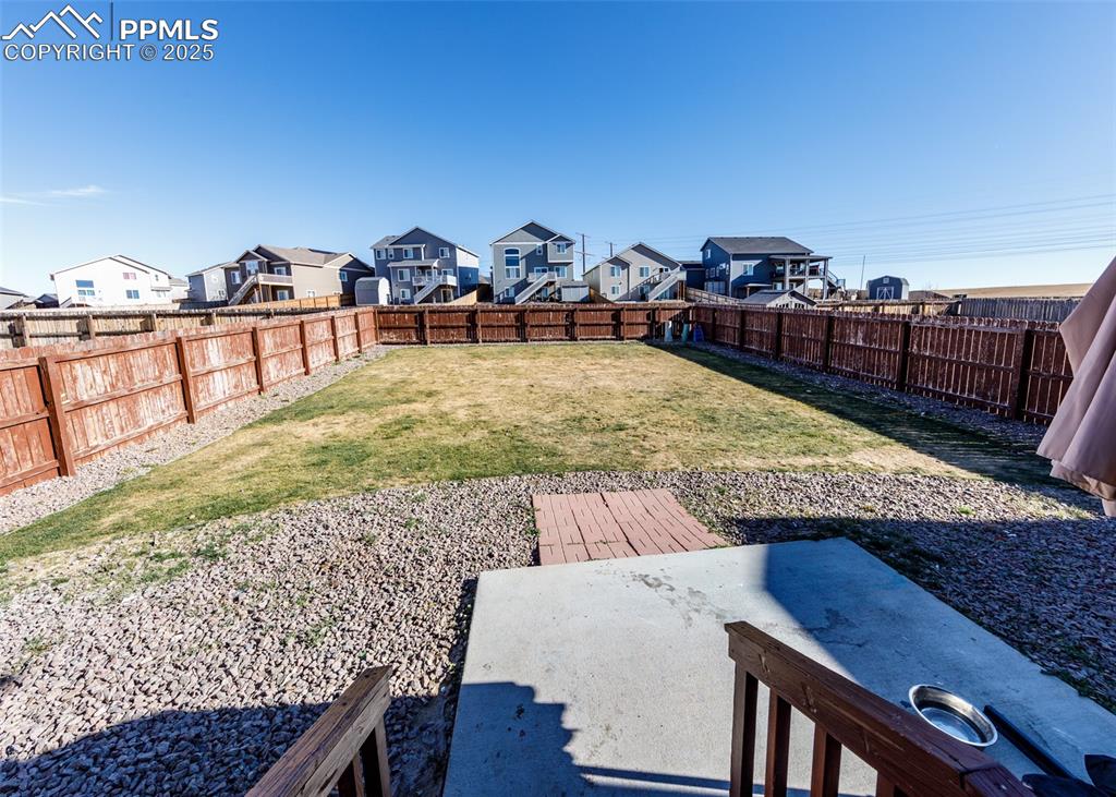 Image 30 of 37: Yard