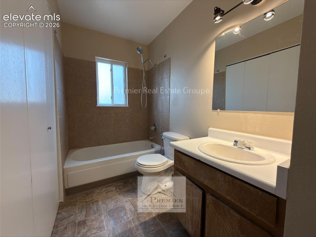 Image 15 of 18: Bathroom