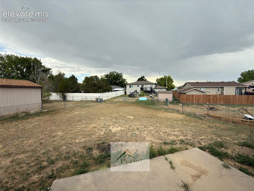 Image 17 of 18: Yard
