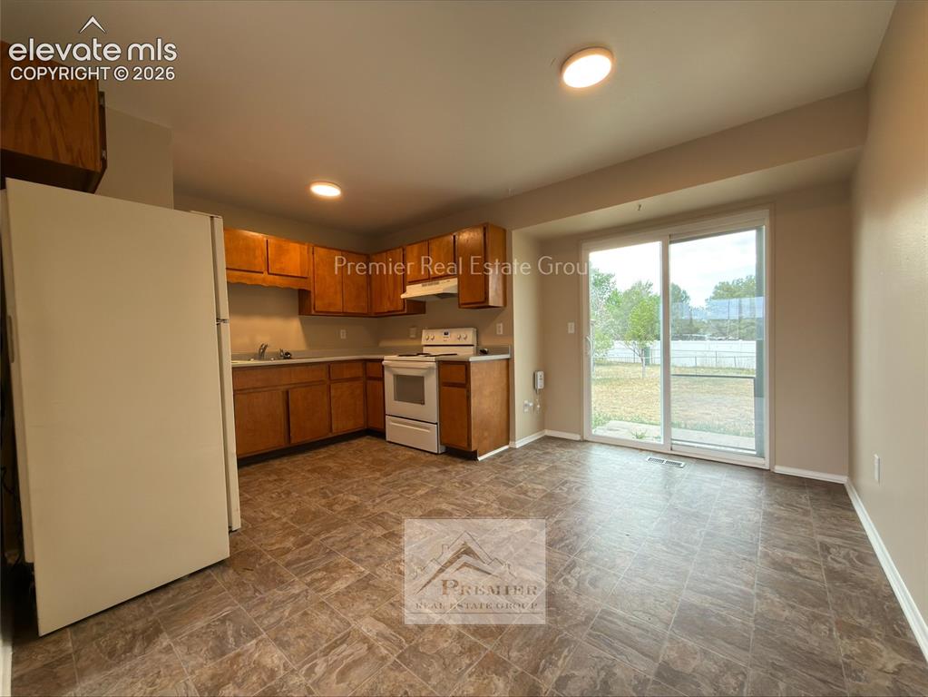 Image 6 of 18: Kitchen