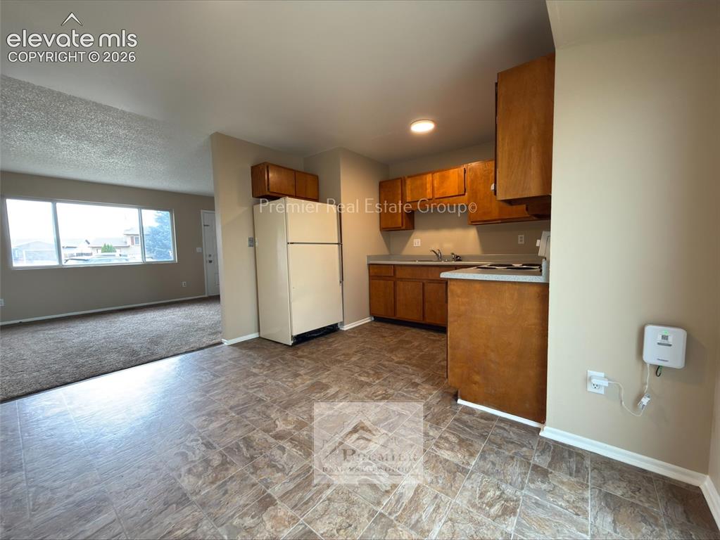 Image 7 of 18: Kitchen