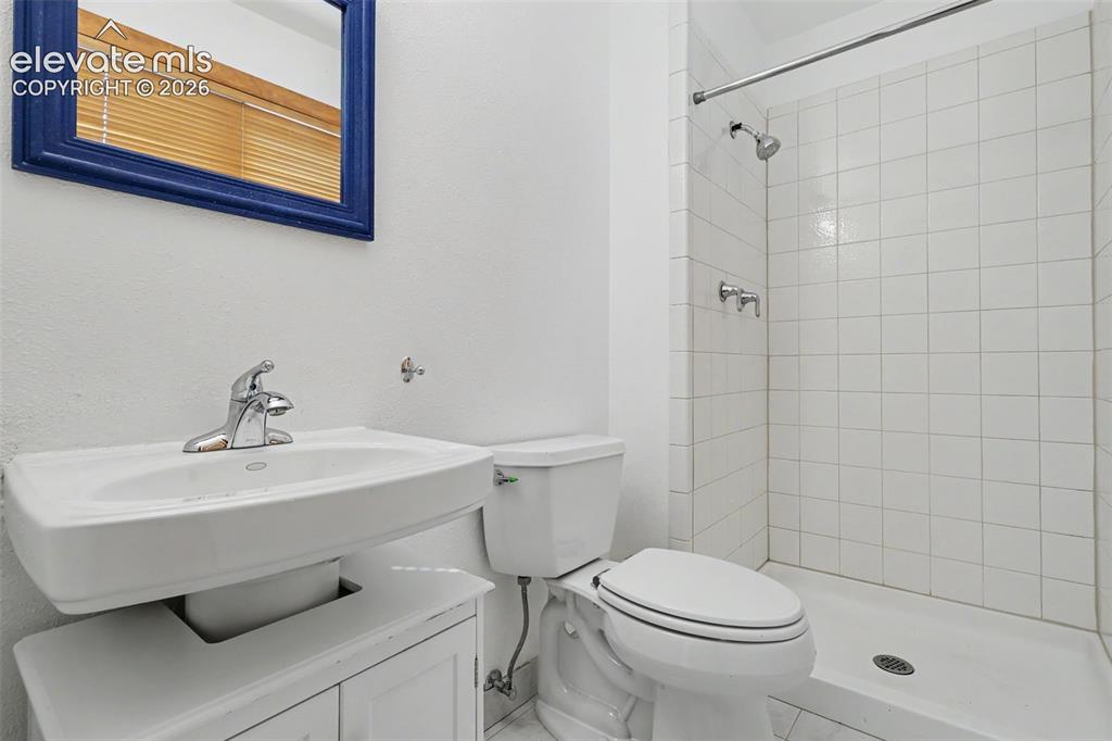 Image 10 of 31: Bathroom