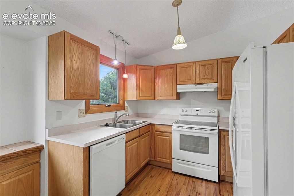 Image 6 of 31: Kitchen