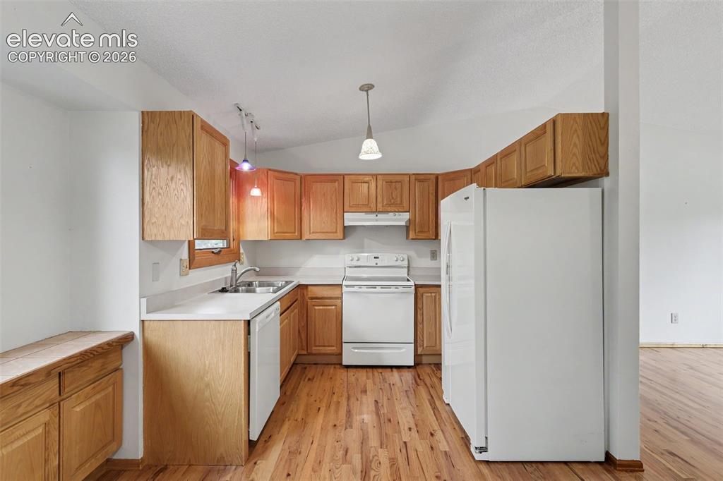 Image 7 of 31: Kitchen