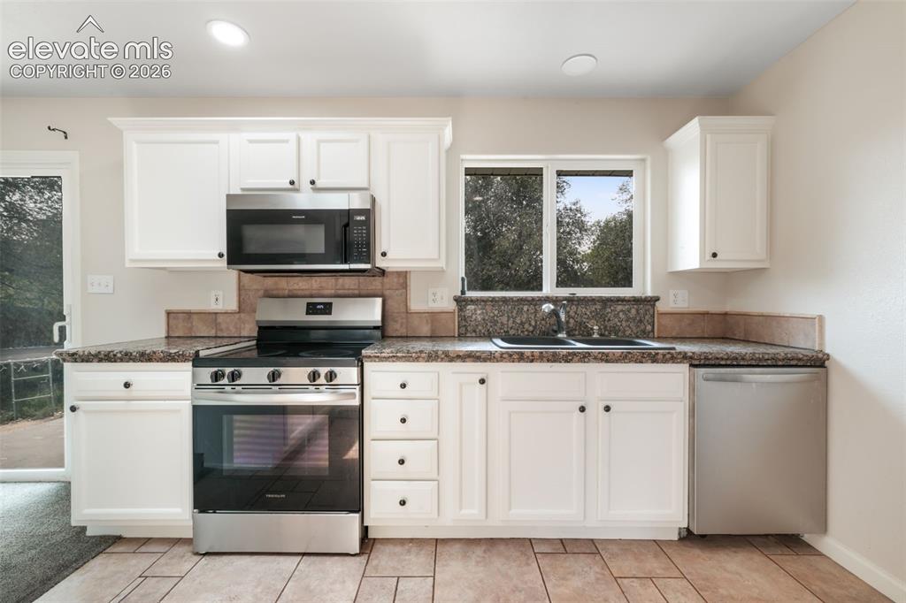 Image 11 of 50: Kitchen