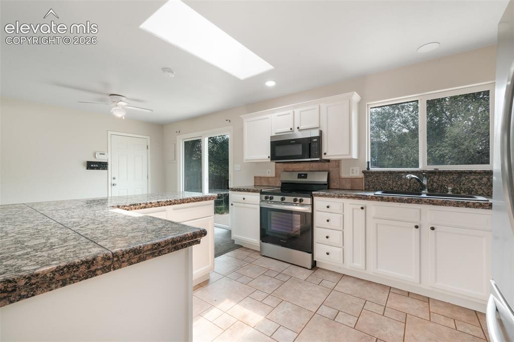 Image 12 of 50: Kitchen