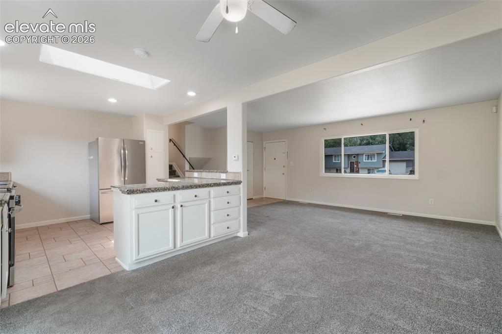 Image 8 of 50: Living Room