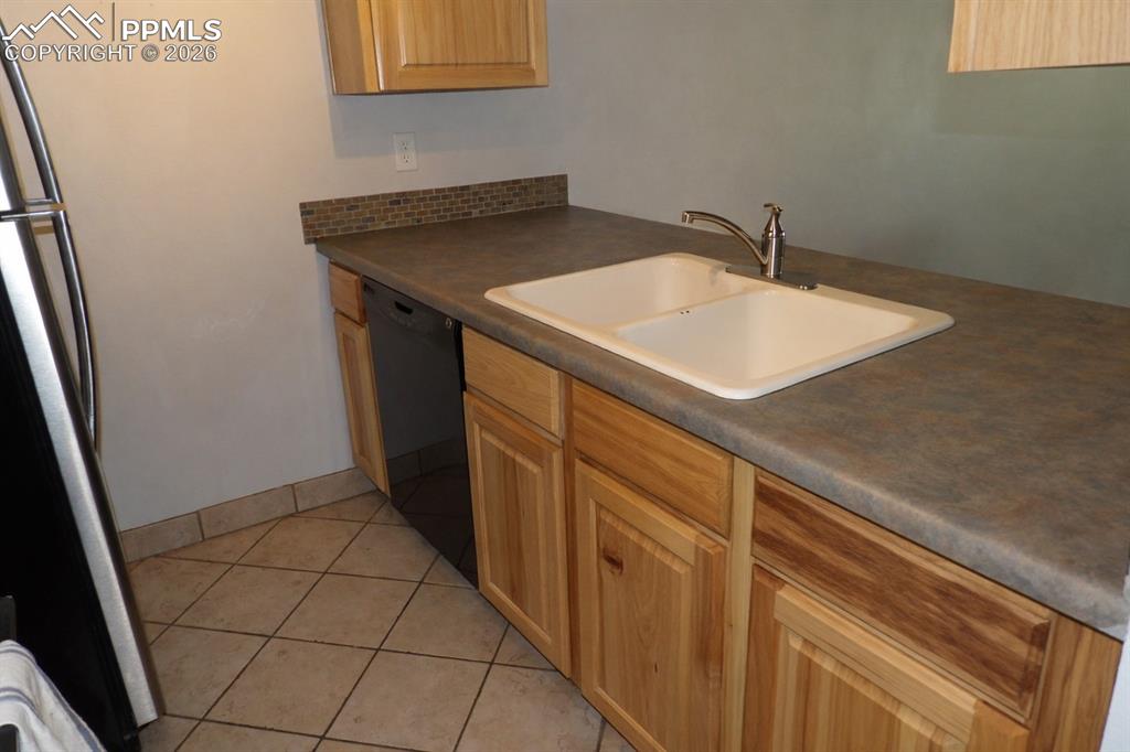 Image 17 of 18: Kitchen