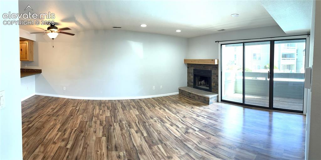 Image 21 of 22: Living Room