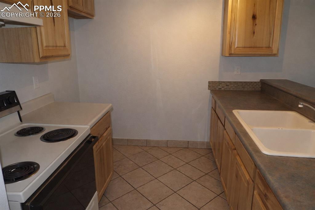 Image 5 of 18: Kitchen