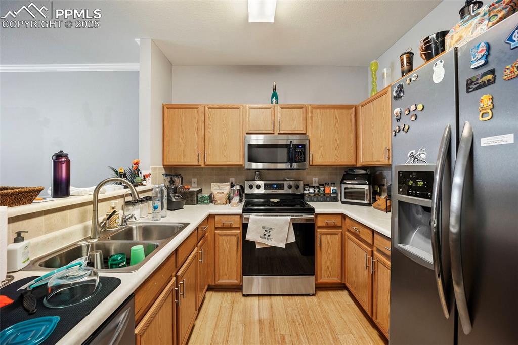 Image 9 of 36: Kitchen