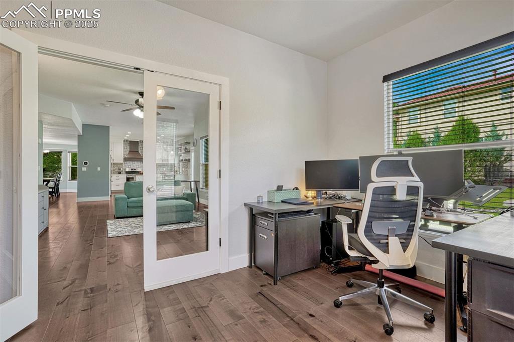 Image 18 of 37: Office