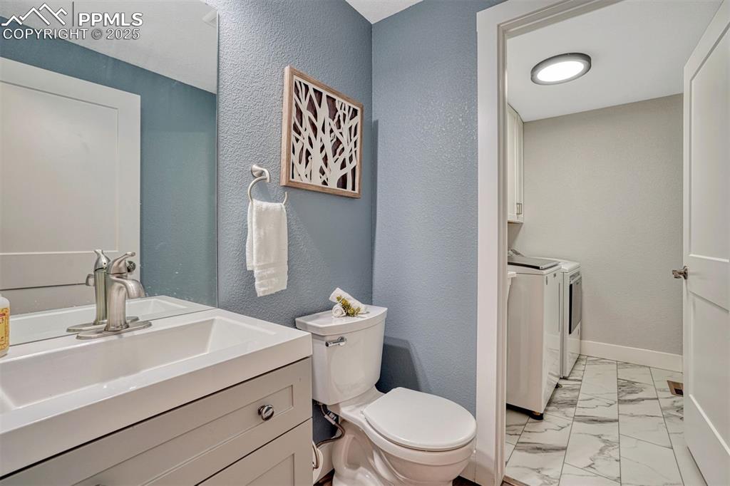 Image 19 of 37: Bathroom