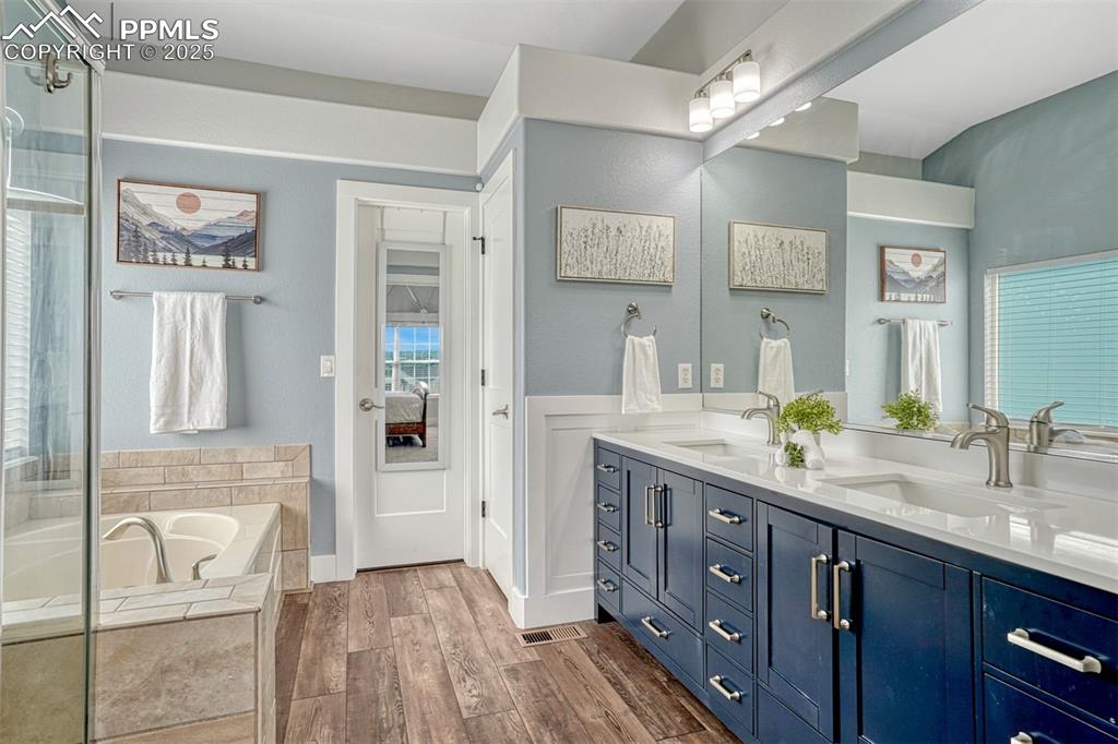 Image 23 of 37: Bathroom