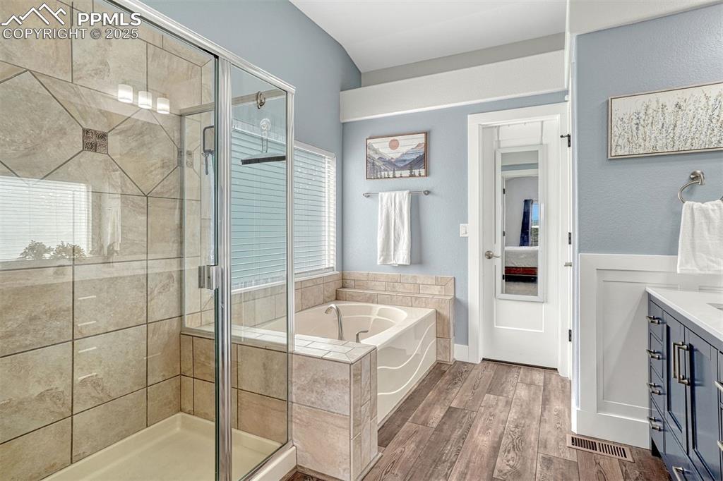 Image 24 of 37: Bathroom