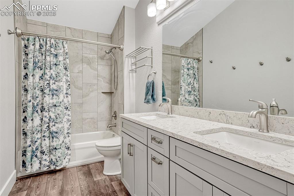 Image 29 of 37: Bathroom