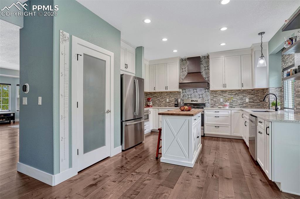 Image 7 of 37: Kitchen