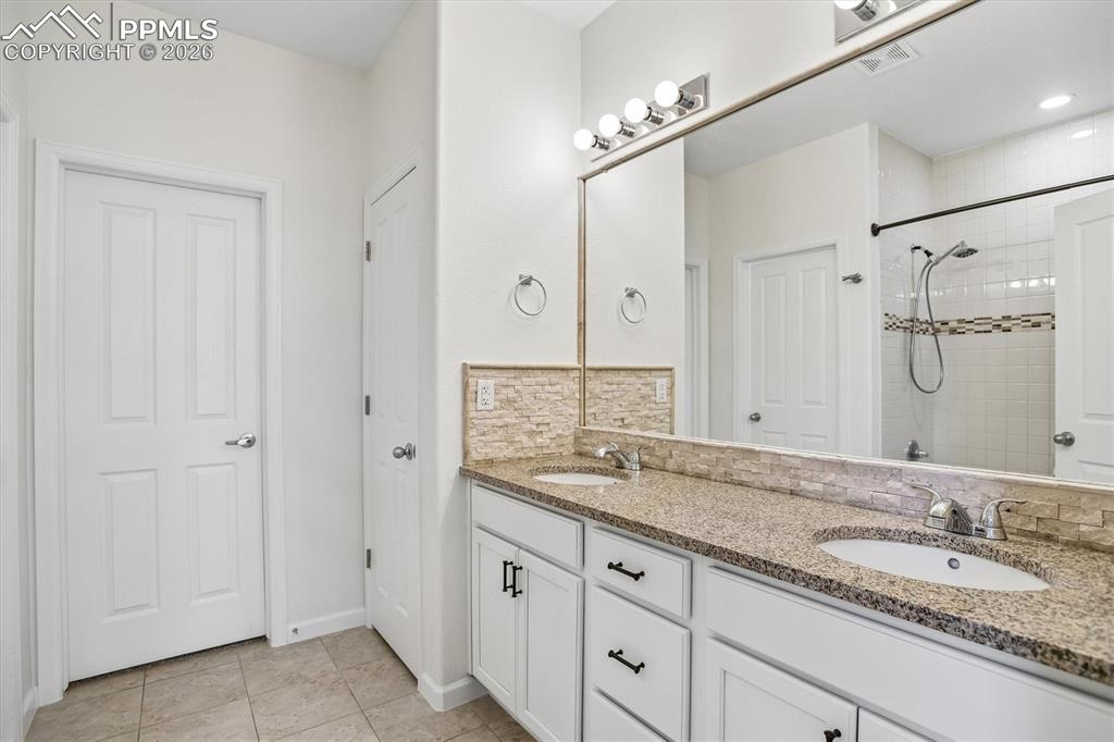 Image 13 of 30: Bathroom