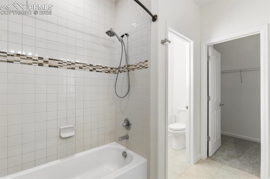 Image 14 of 30: Bathroom