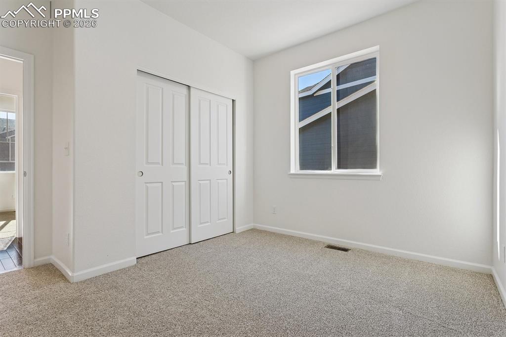 Image 18 of 30: Bedroom