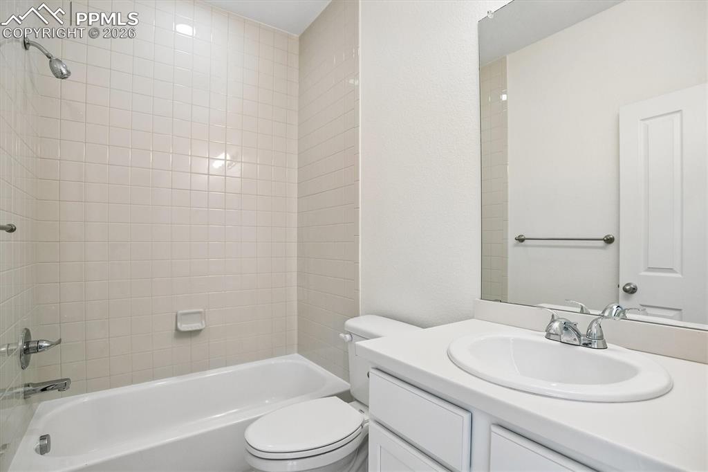 Image 19 of 30: Bathroom