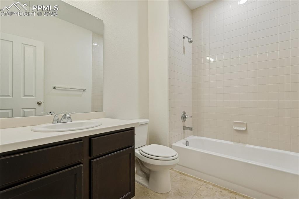 Image 24 of 30: Bathroom