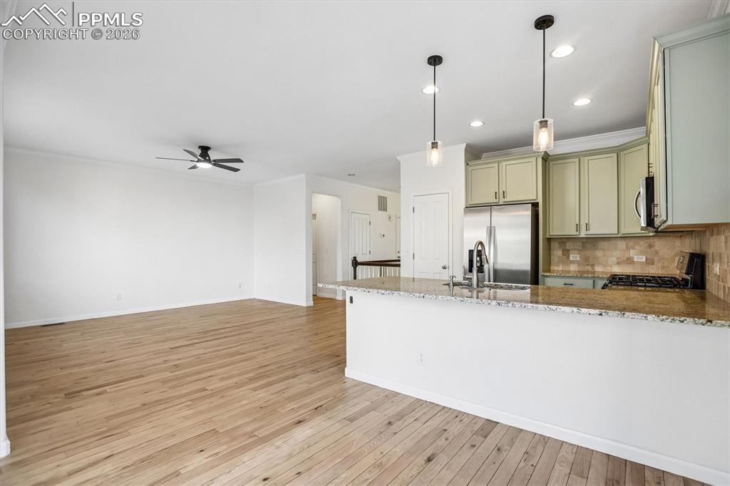 Image 6 of 30: Kitchen