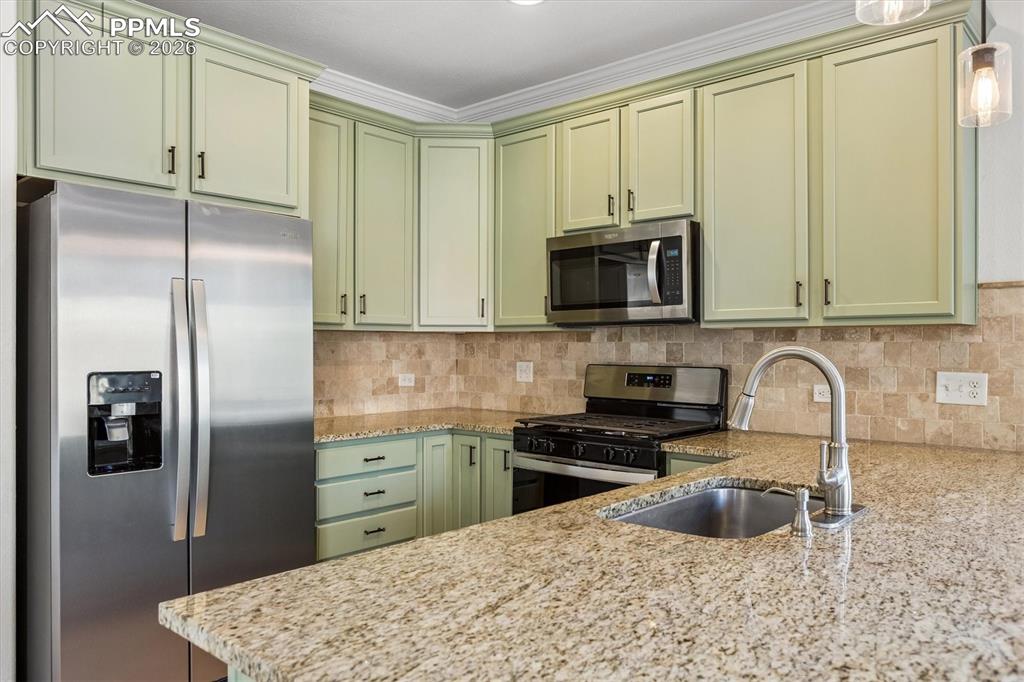 Image 7 of 30: Kitchen