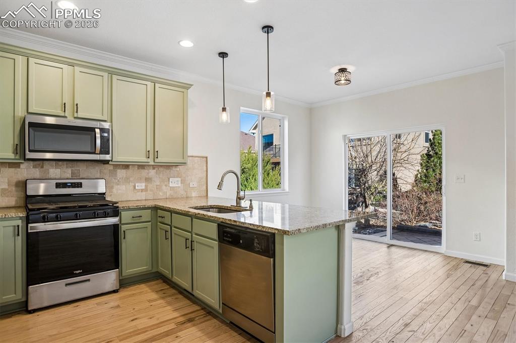 Image 8 of 30: Kitchen