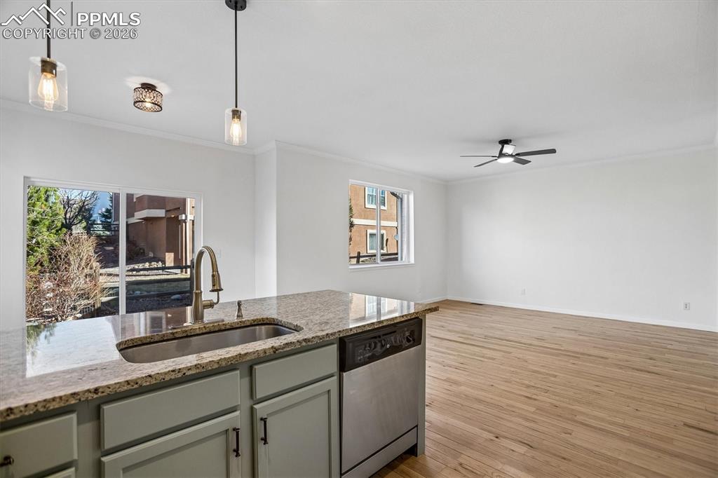 Image 9 of 30: Kitchen