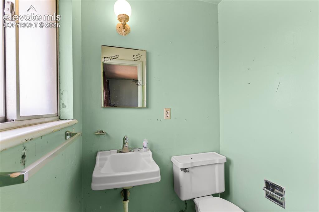 Image 10 of 27: Bathroom